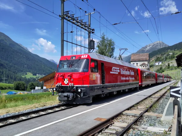 Mit Wagen bespannte Ge 4/4 III der RhB im Bahnhof Ardez